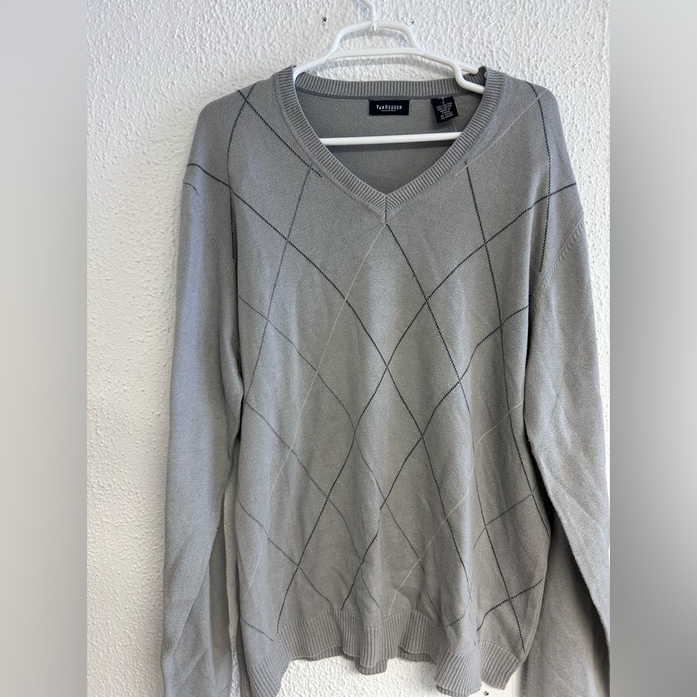 Van Heusen V-Neck Argyle Grey black and white Sweater Sz large